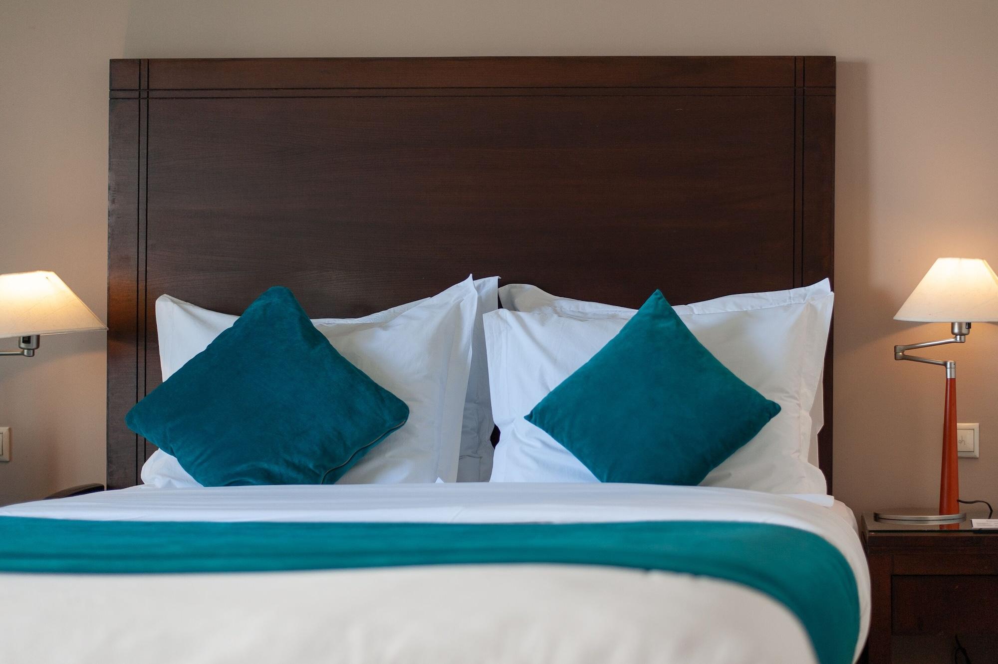 Отель Barcelo Tanger Экстерьер фото A bed with a headboard
